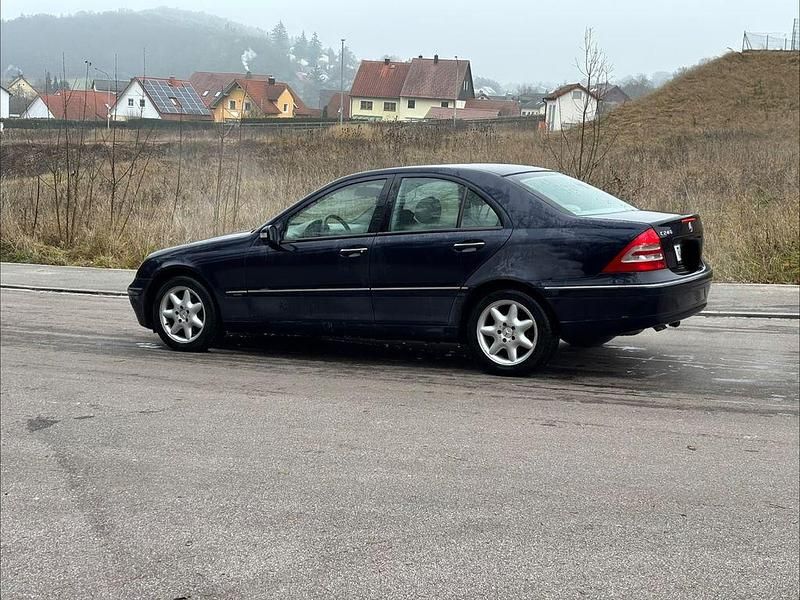 Blau Gebraucht 2003 Mercedes C240 Limousine | 4.300 € (Fairer Preis) - Bild 1/3