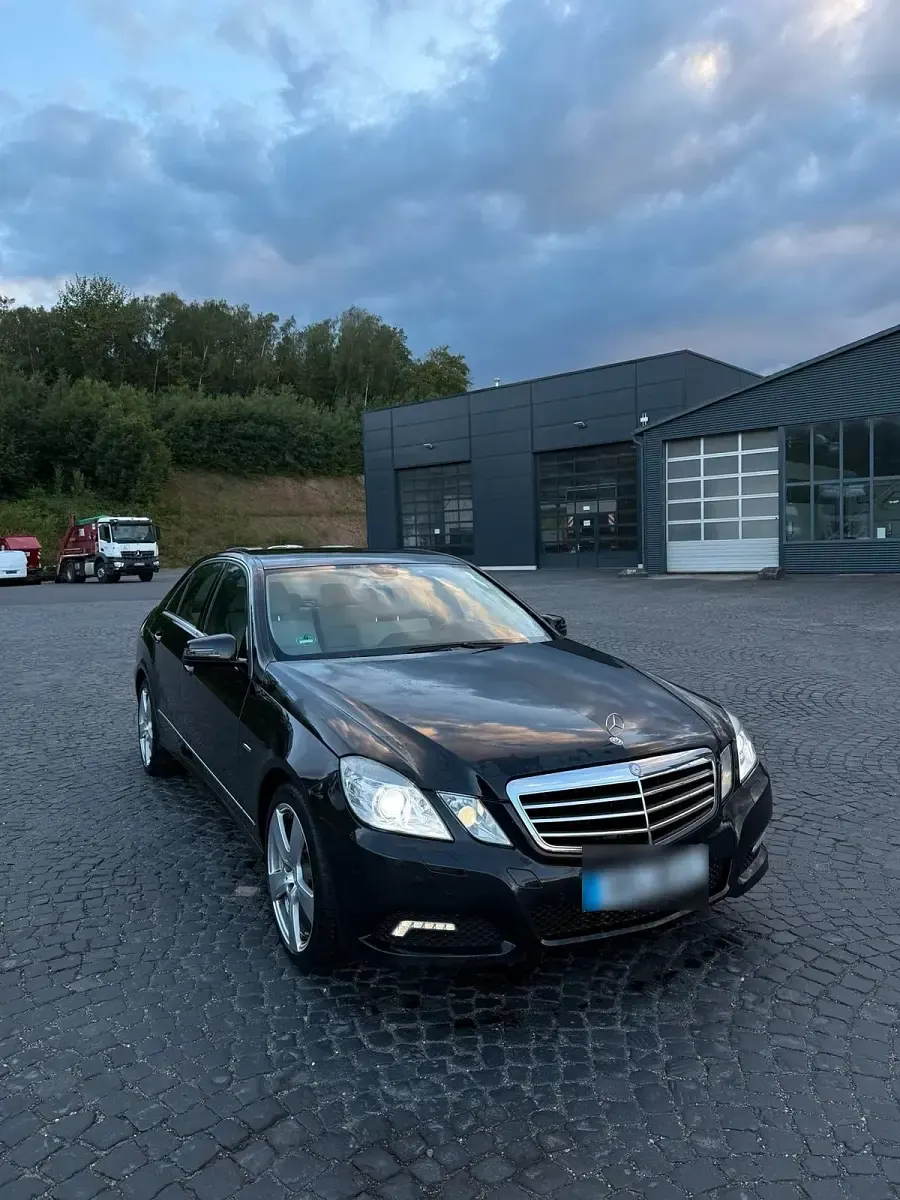 Gebraucht Mercedes E220 170 PS (125 kW) 2009 Schwarz Limousine