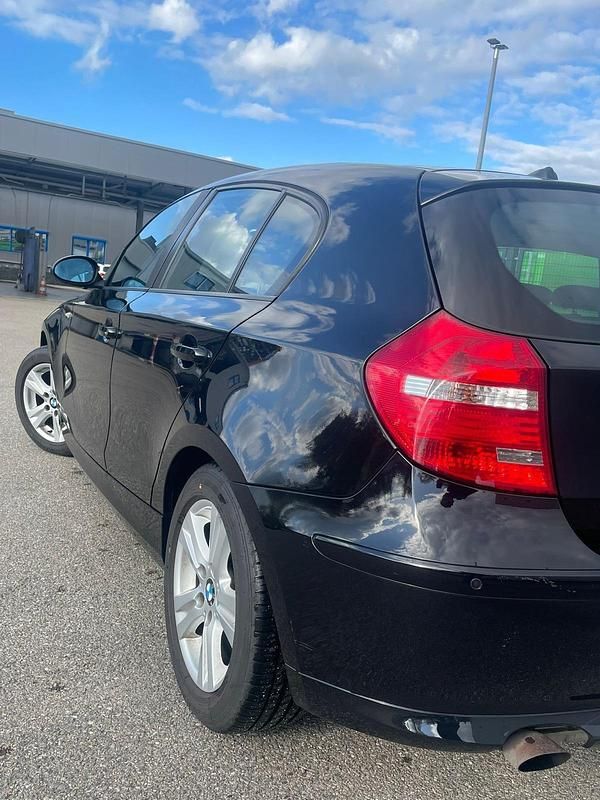 Second-hand BMW 118 143 CP (105 kW) 2009 Negru Hatchback