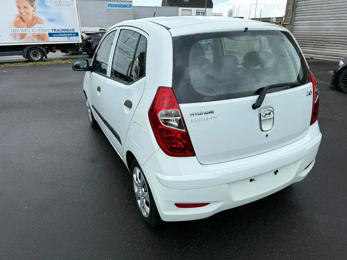 Gebraucht Hyundai i10 70 PS (51 kW) 2013 Weiß Kleinwagen