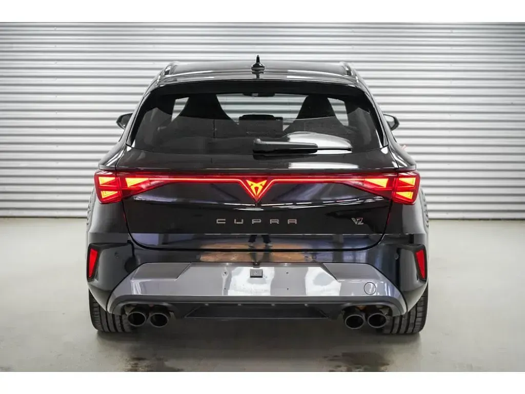 Gebraucht Cupra Leon 333 PS (244 kW) 2025 Midnight black metallic (0e) (metallic) Kombi