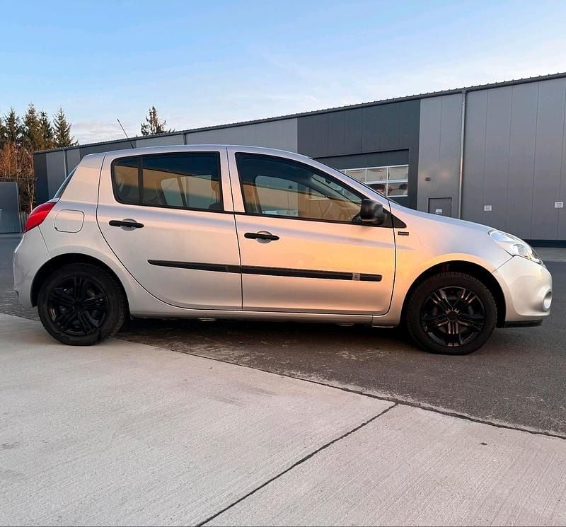 Gebraucht Renault Clio III 75 PS (55 kW) 2012 Silber Kleinwagen