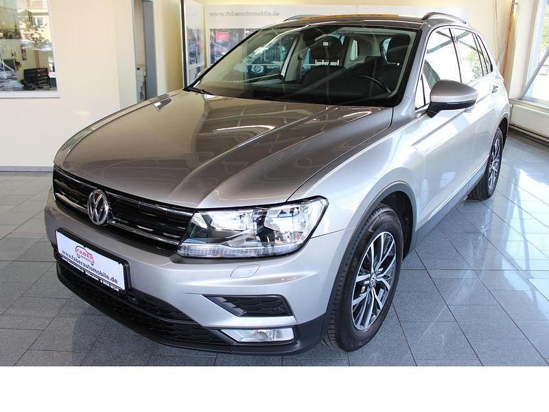 Tungsten silver Gebraucht 2017 VW Tiguan Comfortline SUV | 20.223 € (Fairer Preis) - Bild 1/4