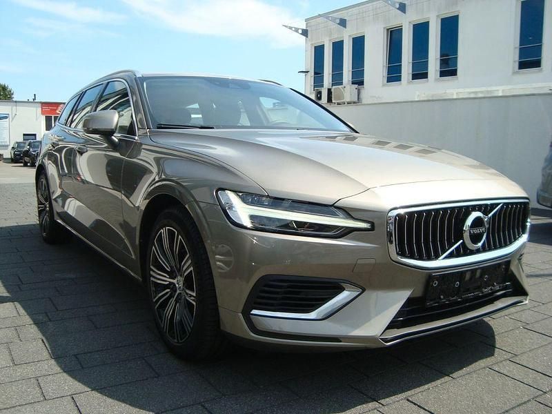 Grau Gebraucht 2022 Volvo V60 Core Kombi | 29.600 € (Fairer Preis) - Bild 1/4