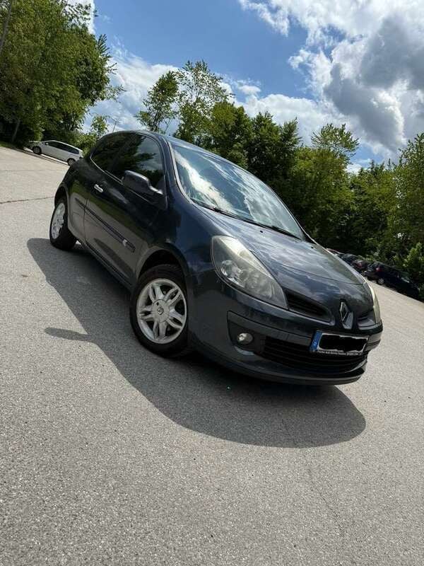 Grau Gebraucht 2005 Renault Clio II Dynamique Limousine | 2.500 € (Fairer Preis) - Bild 1/4