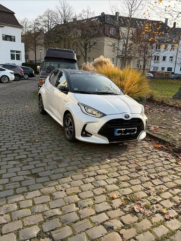 Weiß Gebraucht 2021 Toyota Yaris Hybrid Style Kleinwagen | 19.390 € (Fairer Preis) - Bild 1/4