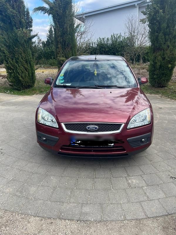 Rot Gebraucht 2005 Ford Focus Limousine | 700 € (Superpreis) - Bild 1/4