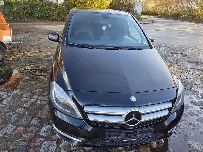 Schwarz Gebraucht 2014 Mercedes B180 Van / Kleinbus | 5.450 € (Guter Preis) - Bild 1/4