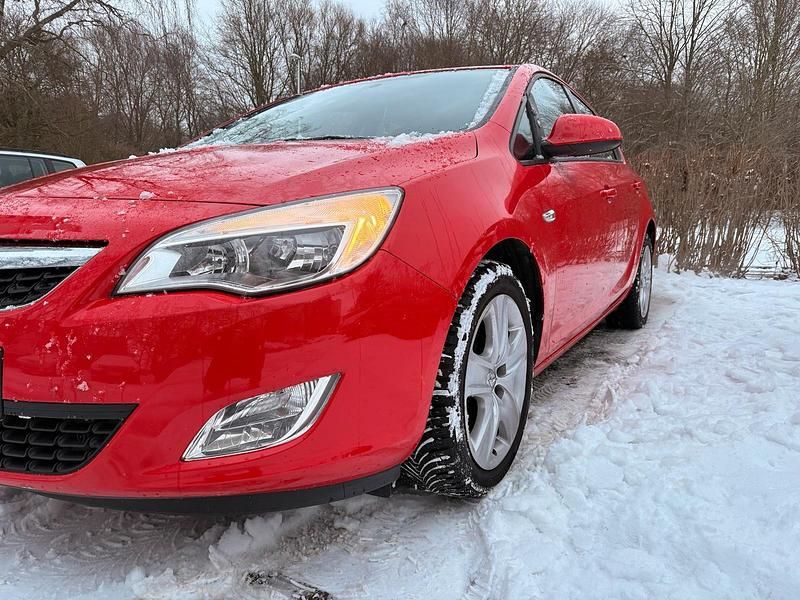 Gebraucht Opel Astra 101 PS (74 kW) 2010 Rot Kleinwagen