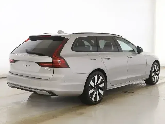 Używany Volvo V90 Plus 253 KM (186 kW) 2025 Srebrny Kombi