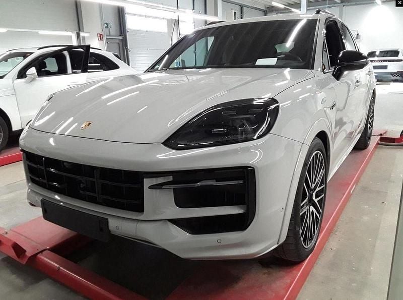 Grau Gebraucht 2024 Porsche Cayenne S Sport SUV | 107.500 € (Superpreis) - Bild 1/3
