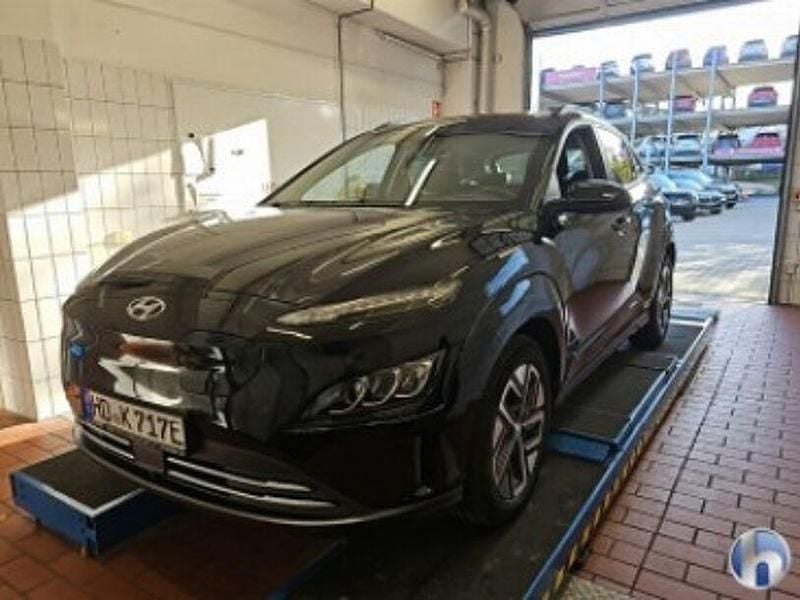 Schwarz phantom black / mic (metallic) Gebraucht 2021 Hyundai Kona Trend SUV | 15.000 € (Superpreis) - Bild 1/4