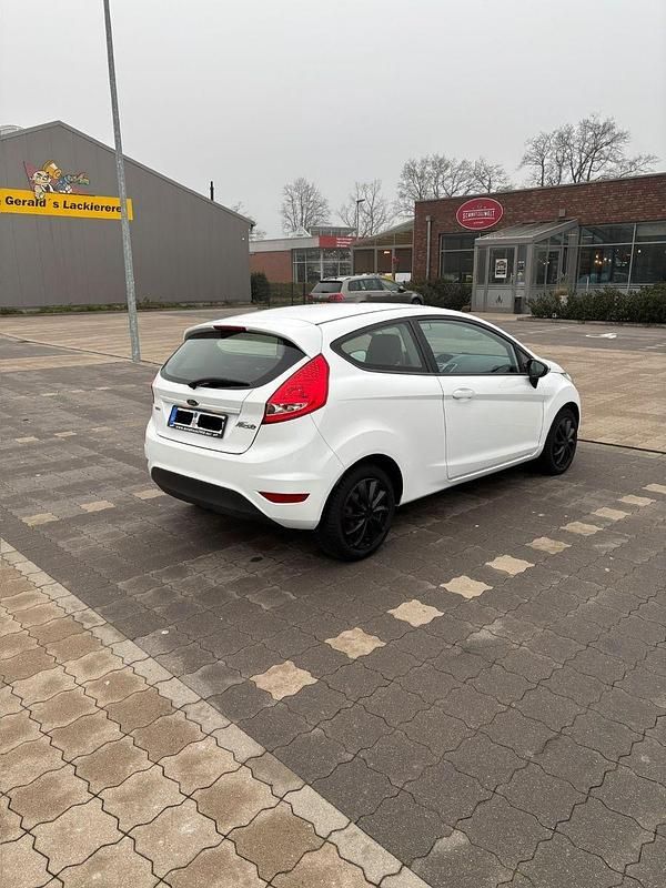 Gebraucht Ford Fiesta Trend 95 PS (69 kW) 2011 Weiß Kleinwagen