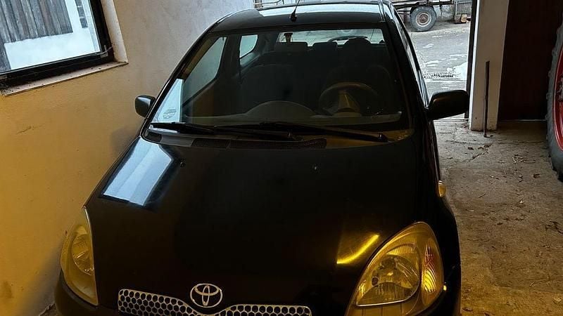 Schwarz Gebraucht 2002 Toyota Yaris Limousine | 600 € (Superpreis) - Bild 1/4