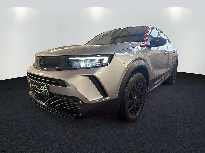 Gebraucht Opel Mokka-e GS Line 100 kW (136 PS) 2022 Kontrast grau/quarz silber SUV