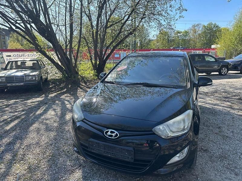 Gebraucht Hyundai i20 Edition 86 PS (63 kW) 2013 Schwarz Kleinwagen