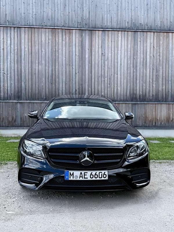 Gebraucht 2018 Mercedes E220 AMG line Limousine | 33.000 € (Fairer Preis) - Bild 1/4