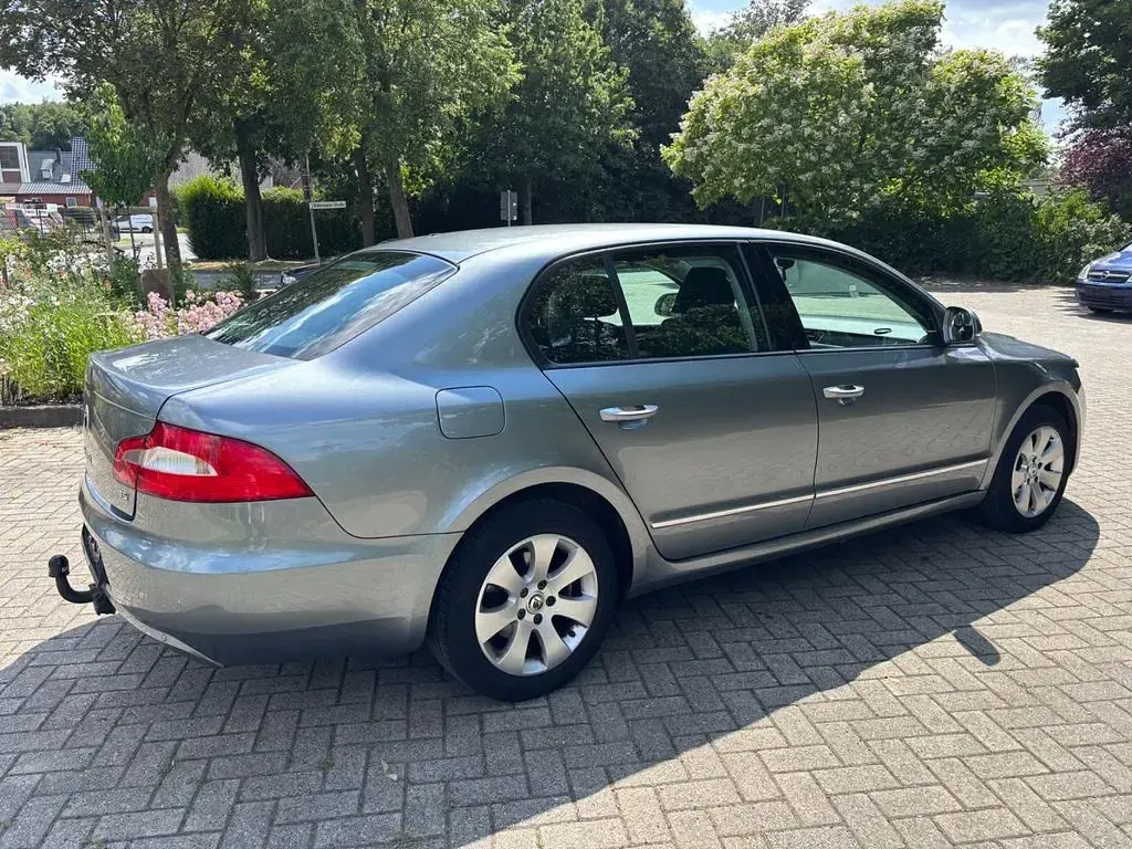 Gebraucht Skoda Superb Comfort 160 PS (117 kW) 2011 Grau Limousine