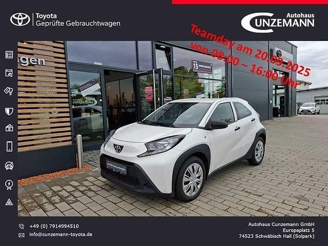 Schneeweiß Gebraucht 2022 Toyota Aygo Kleinwagen | 12.940 € (Fairer Preis) - Bild 1/4