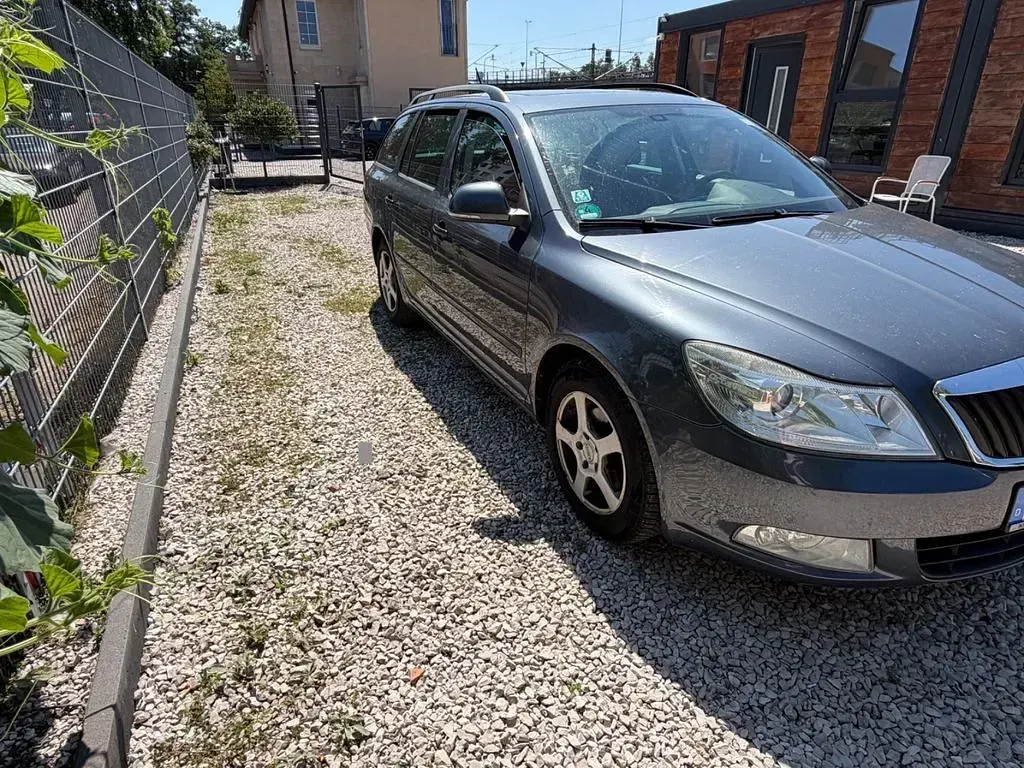 Gebraucht Skoda Octavia Elegance 105 PS (77 kW) 2010 Grau Kombi