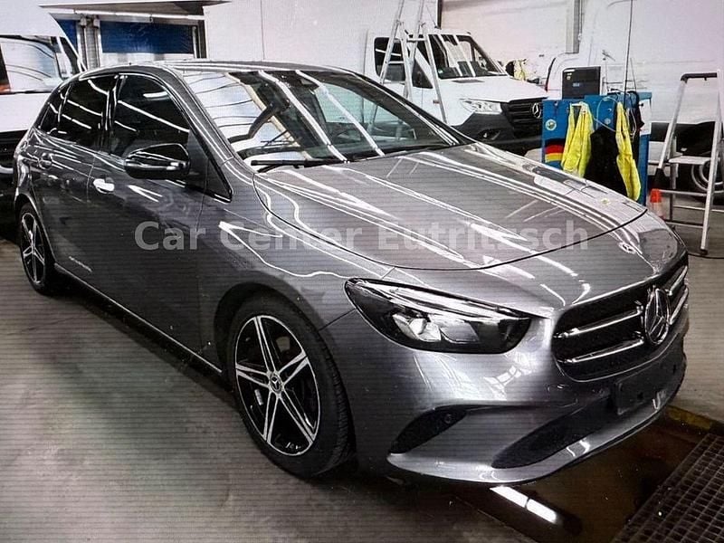 Mountaingrau Gebraucht 2021 Mercedes B200 Van / Kleinbus | 14.999 € (Guter Preis) - Bild 1/4