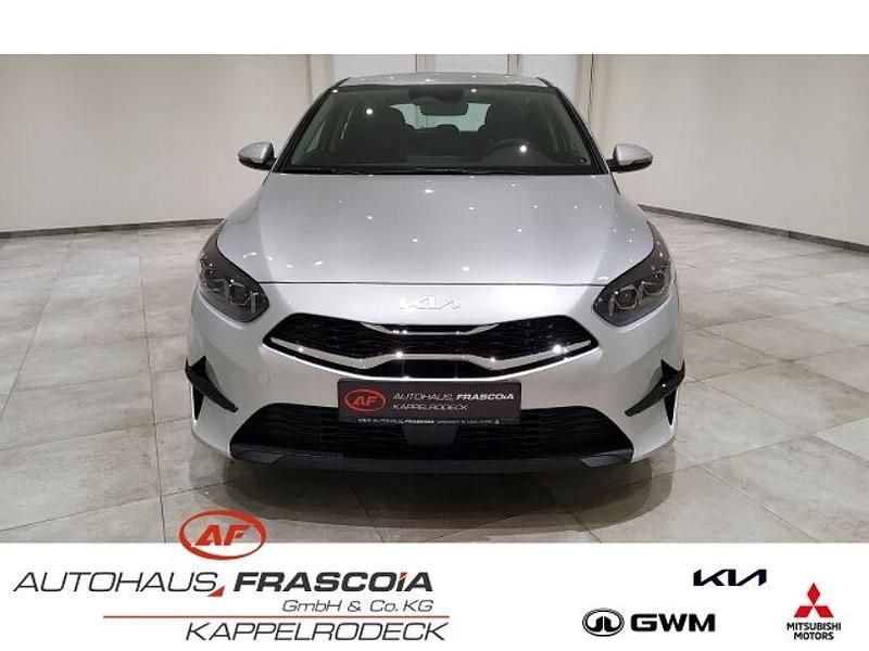 Gebraucht Kia Ceed Spirit 140 PS (102 kW) 2024 Silber Kleinwagen