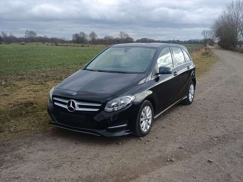 Schwarz Gebraucht 2018 Mercedes B180 Style Van / Kleinbus | 17.500 € (Guter Preis) - Bild 1/4