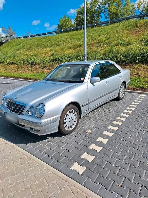 Second-hand Mercedes E220 143 CP (105 kW) 2001 Argintiu Berlinǎ