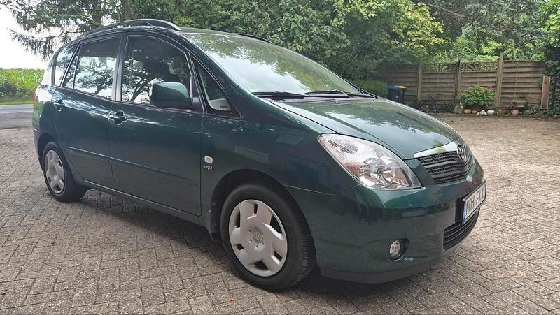 Grün Gebraucht 2003 Toyota Corolla Verso Van / Kleinbus | 2.650 € (Guter Preis) - Bild 1/4