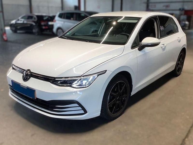 Weiß Gebraucht 2022 VW Golf VIII Life Limousine | 22.990 € (Etwas zu teuer) - Bild 1/1