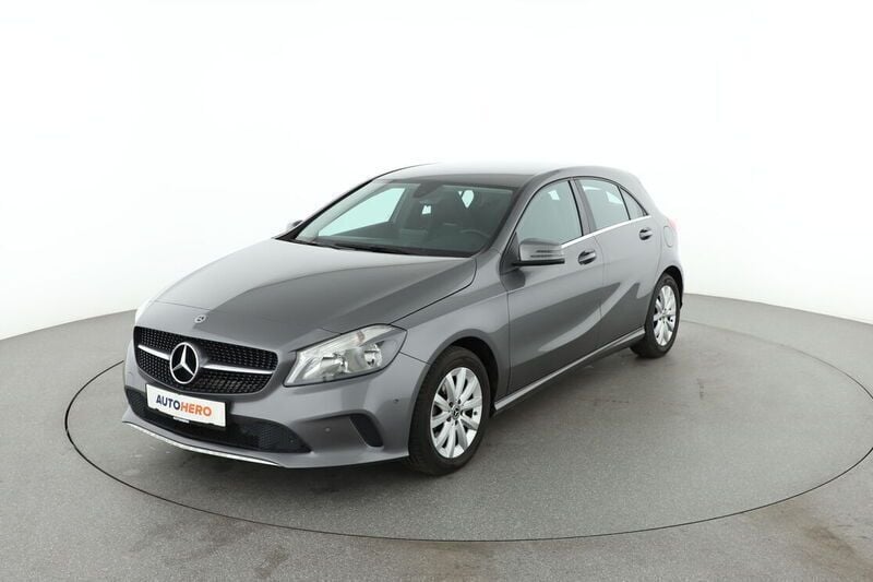 Grau Gebraucht 2018 Mercedes A180 Style Limousine | 15.570 € (Superpreis) - Bild 1/4