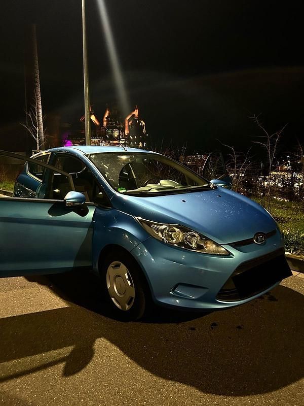 Blau Gebraucht 2010 Ford Fiesta Kleinwagen | 3.299 € (Etwas zu teuer) - Bild 1/4