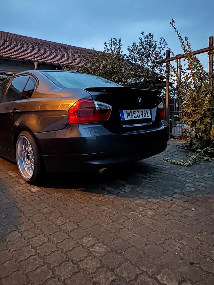 Gebraucht BMW 320 150 PS (110 kW) 2007 Grau Limousine