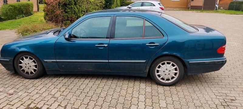 Usata Mercedes E240 170 CV (125 kW) 2000 Verde Berlina