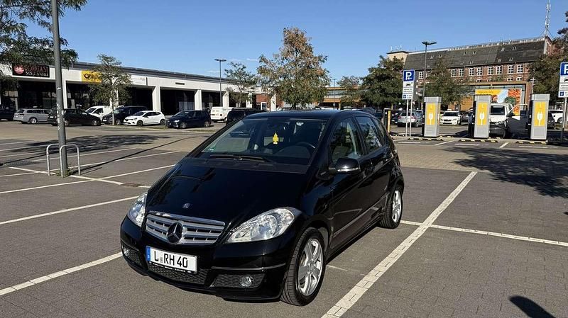 Schwarz Gebraucht 2011 Mercedes A180 Avantgarde Kleinwagen | 6.300 € (Fairer Preis) - Bild 1/4