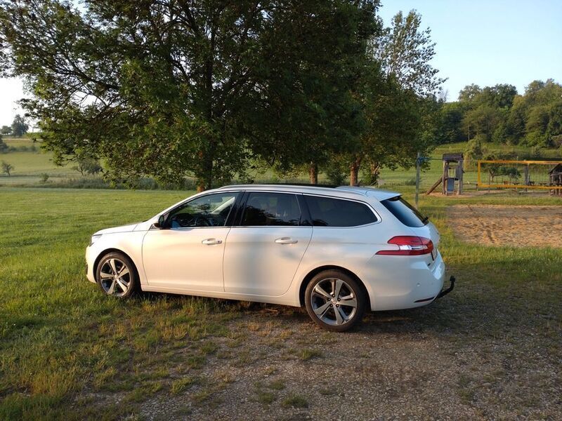 Weiß Gebraucht 2016 Peugeot 308 Allure Kombi | 11.800 € (Fairer Preis) - Bild 1/4