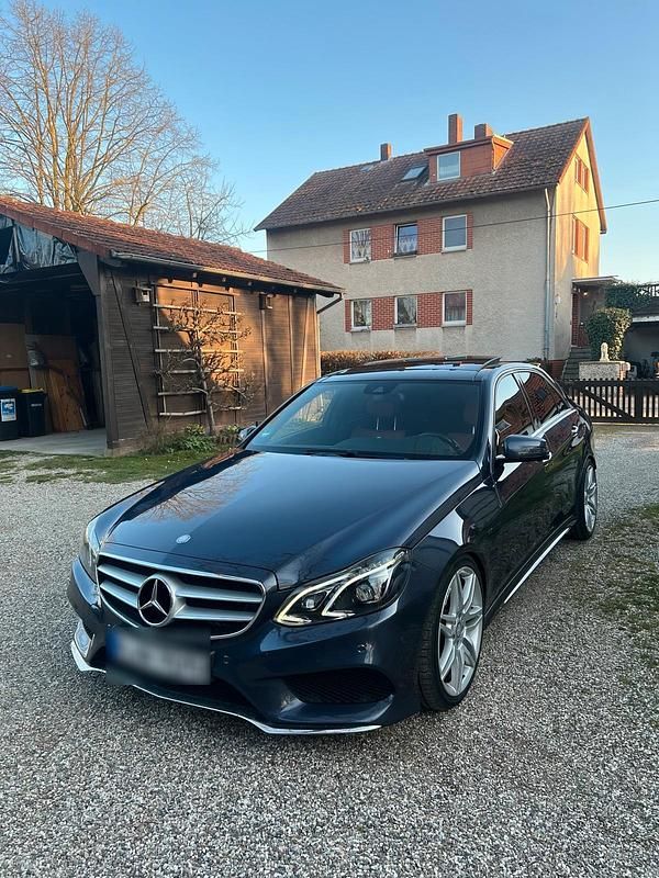 Blau Gebraucht 2014 Mercedes E63 AMG Limousine | 28.000 € - Bild 1/4