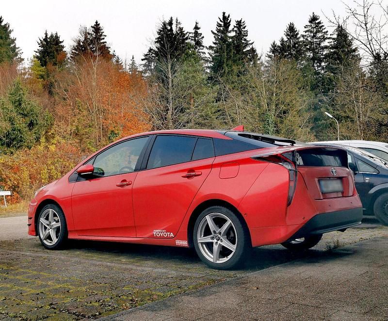 Gebraucht Toyota Prius Executive 122 PS (89 kW) 2017 Rot Limousine