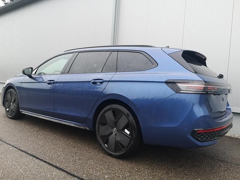 Neu VW Passat R-line 193 PS (141 kW) 2025 Reefblau metallic reefblau metallic Kombi