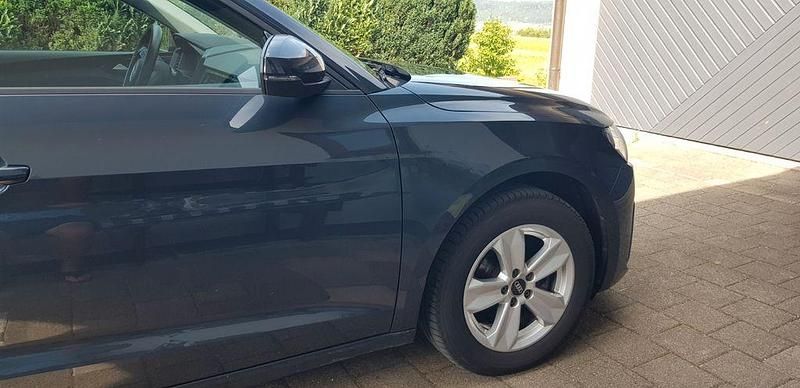Grau Gebraucht 2021 Audi A1 Sportback Kleinwagen | 16.200 € (Fairer Preis) - Bild 1/4