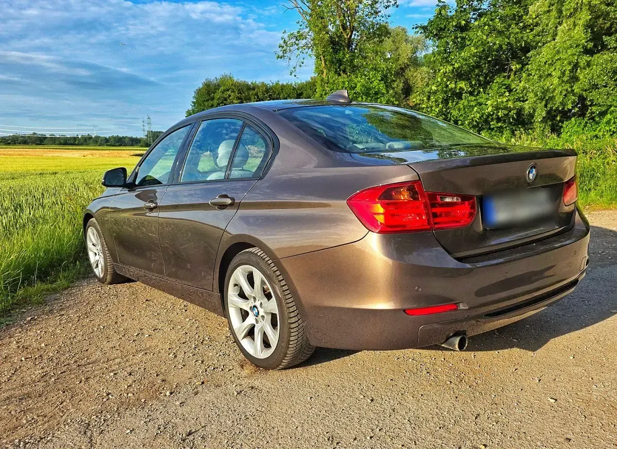 Gebraucht BMW 320 Sport Line 184 PS (135 kW) 2013 Braun Limousine