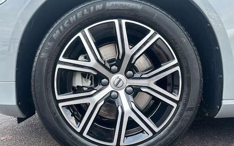 Gebraucht Volvo V60 Core 197 PS (144 kW) 2024 Vapour grey Kombi