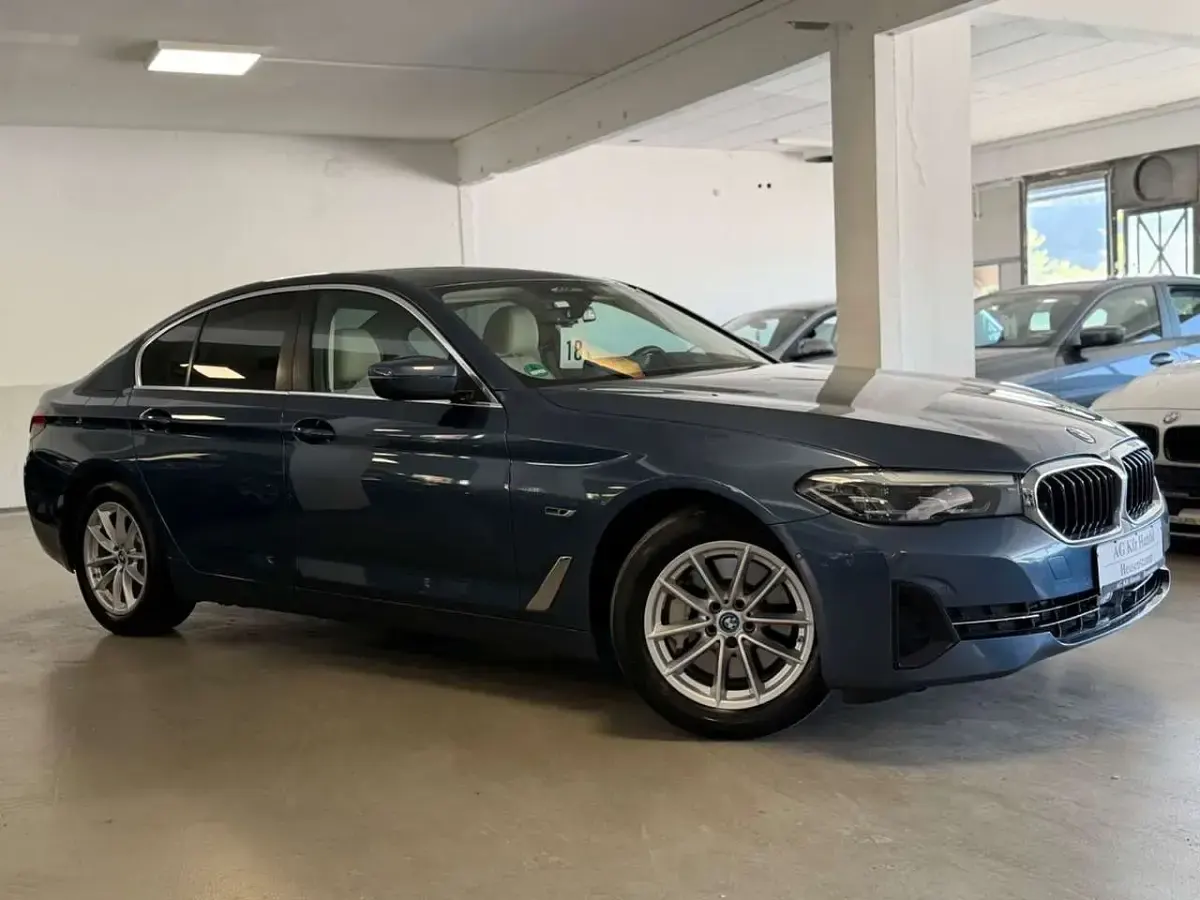Gebraucht BMW 530e 184 PS (135 kW) 2023 Arcticraceblue Limousine