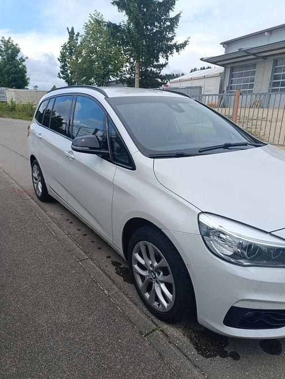 Weiß Gebraucht 2016 BMW 218 Gran Tourer M Sport Van / Kleinbus | 15.900 € (Fairer Preis) - Bild 1/4