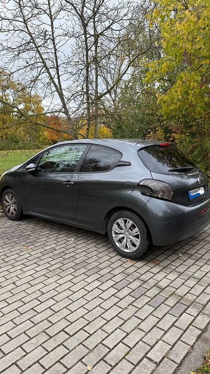 Grau Gebraucht 2012 Peugeot 208 Active Kleinwagen | 4.700 € (Fairer Preis) - Bild 1/4
