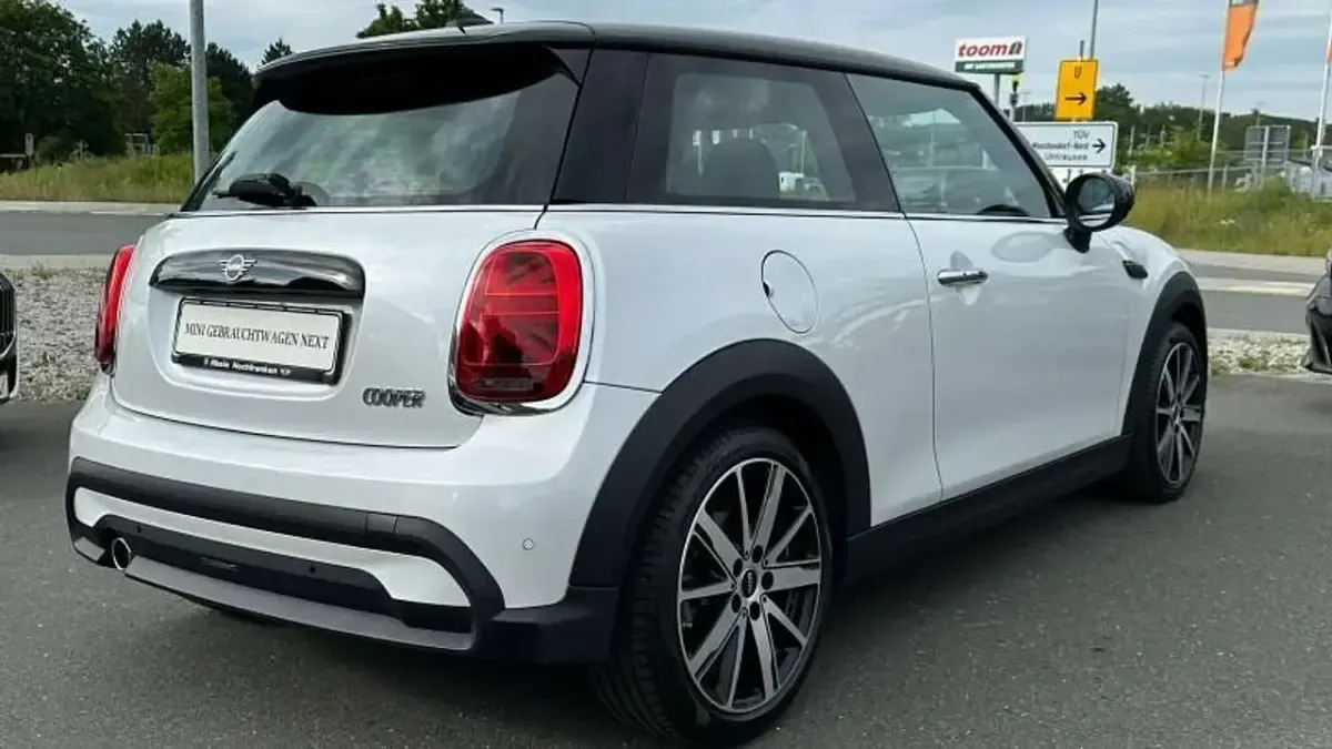 Gebraucht Mini Cooper Pepper 136 PS (100 kW) 2023 Weiß Kleinwagen