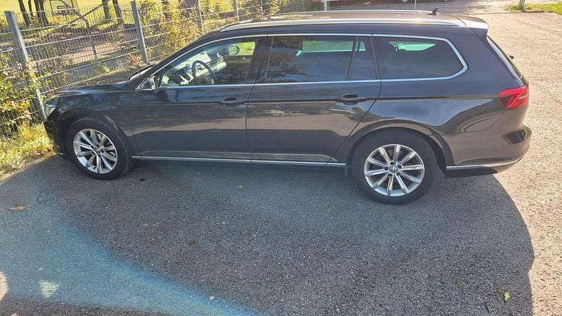Grau Gebraucht 2019 VW Passat Kombi | 15.550 € (Fairer Preis) - Bild 1/4