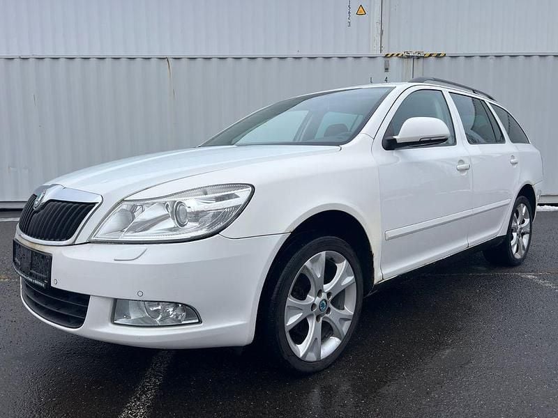 Weiß Gebraucht 2011 Skoda Octavia Elegance Kombi | 3.999 € - Bild 1/4