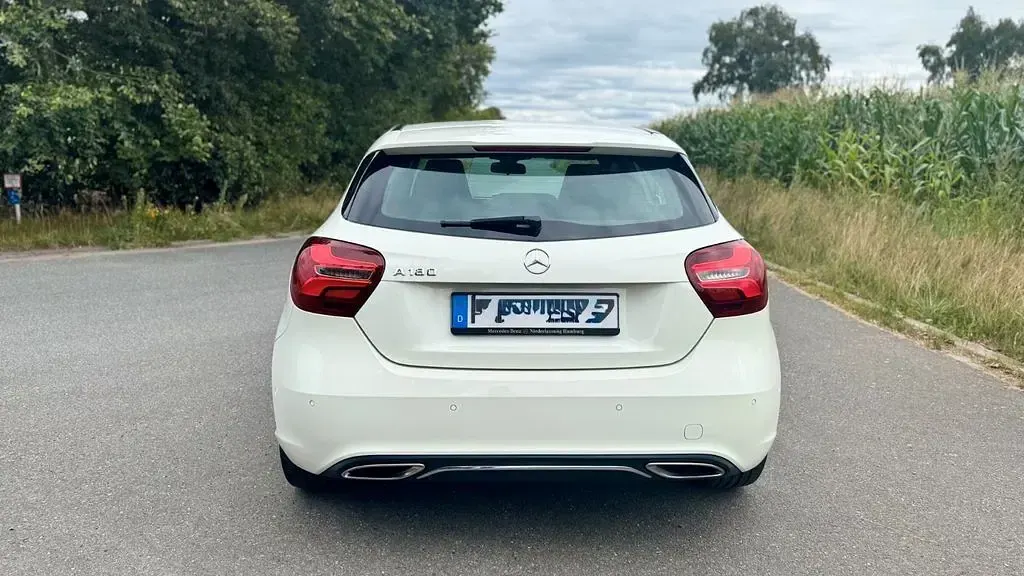 Gebraucht Mercedes A180 Urban 122 PS (89 kW) 2016 Weiß Kleinwagen