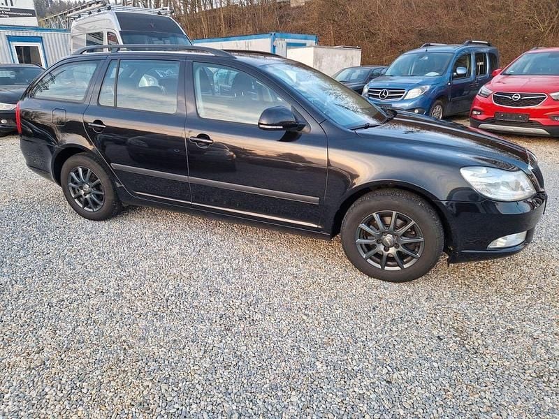Gebraucht Skoda Octavia Ambition 105 PS (77 kW) 2012 Schwarz Kombi